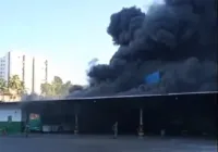 Chamas são debeladas e incêndio em garagem é contido