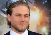 Charlie Hunnam recusou interpretar Oliver Queen: "Não sei quem é"