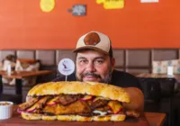 Chef baiano lança sanduíche gigante e faz desafio inusitado; confira