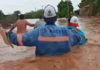 Chuva alaga Paulo Afonso; grupo caminhou com água no peito