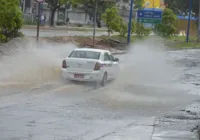 Chuva causa transtornos em Salvador no domingo de Carnaval