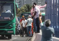 Cobrador sequestrou ônibus antes de atravessar no viaduto Raul Seixas