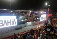 Com guitarra baiana, Armandinho "conversa" com foliões no Campo Grande