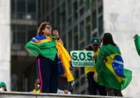 Com pouca adesão, bolsonaristas fazem protesto contra Dino no STF