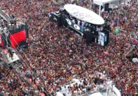 Confira registros de foliões ao som de BaianaSystem nesta quinta