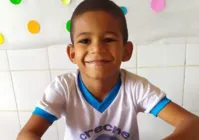 Criança morre ao cair de bicicleta segurando a 'carreta da alegria'