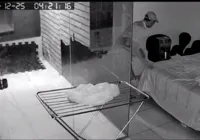 Criminoso escala ar-condicionado, invade salão e faz arrastão; veja