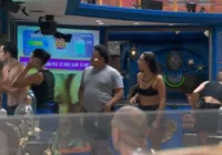 Davi é esquecido do lado de fora da casa durante manutenção