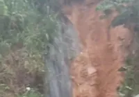 Deslizamento de terra invade pista e causa transtornos no Ogunjá