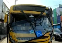 Dois ônibus colidem e ficam destruídos em avenida de Salvador
