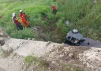 Duas pessoas morrem após carro cair de ponte e afundar em rio na Bahia