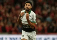 Dupla Ba-Vi tem interesse em meia do Coritiba; saiba quem é