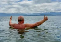 Em recesso de Réveillon, Lula publica foto durante banho de mar