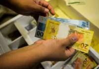 Endividamento atinge 76,6% das famílias brasileiras, mostra CNC