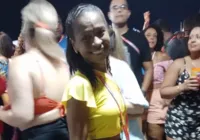 Fã que venceu câncer celebra a vida no show de 30 anos de É O Tchan