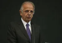 Falta de cooperação de outros ministros pode tirar Múcio da Defesa
