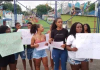 Família de jovem que teve braço amputado faz protesto em parque
