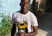 Familiares e amigo de jovem morto a tiros em Itapuã fazem protesto