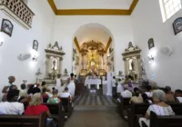 Fiéis comparecem à Igreja de São Lázaro pedindo proteção pelo ano novo
