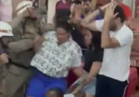 Folião filma políticos sendo agredidos por policiais; um foi detido