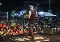 Foliões curtem o show de Adão Negro no Carnaval de Periperi