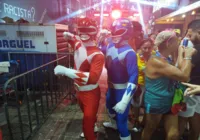 Foliões inovam nas fantasias no Carnaval de Salvador