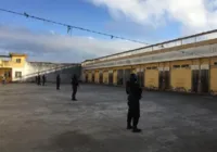 Funcionário é preso após usar pães para enviar celulares a detentos