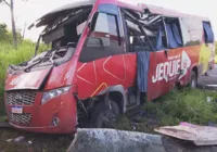 Grave acidente com micro-ônibus deixa mais de 10 feridos na Bahia