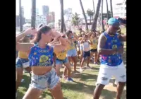 Grupo ensina coreografias de hits na Barra em preparação para Carnaval