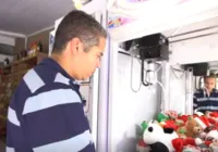 Homem gasta R$ 1 mil por semana em máquinas de pelúcia