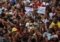 Homem leva bebê para a pipoca do Kannário e revolta foliões na Bahia