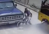 Homem morre ao se desequilibrar de bicicleta e cair embaixo de ônibus