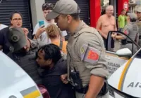 Homem negro sofre facada e acaba detido pela PM após briga