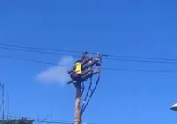 Homem sobe em poste, toma choque e cai no meio da rua; vídeo