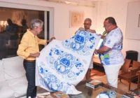 Homenageado do ano, Caetano Veloso recebe manto dos Filhos de Gandhy