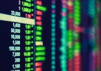 Ibovespa bate recorde e dólar cai após aprovação da reforma tributária