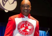 Ícone do Carnaval carioca, Quinho do Salgueiro morre aos 66 anos