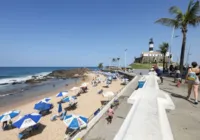 Idoso morre após bater a cabeça em pedra na praia do Farol da Barra