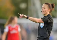 Inédito: Rebecca Welch será 1ª mulher a apitar jogo da Premier League