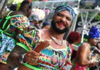 Inspirados por hit, foliões do Muquiranas levam calabresa para folia