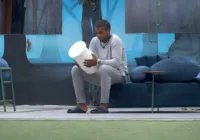 Isolado, Davi faz amizade com vaso de coruja: "Vai trazer sorte"