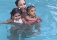 Ivete brinca em piscina com filhas de Lore Improta e Simone Mendes