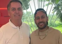 Jair Bolsonaro entrega a medalha de "imbrochável" para Neymar