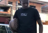 Jovem de 18 anos é assassinado a tiros dentro de carro em Itapuã