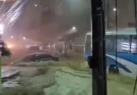 Jovem vira 'herói' no RJ após salvar família em enxurrada; assista