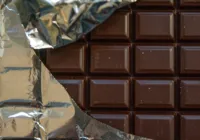 Justiça condena fábrica após mulher achar larvas em chocolate