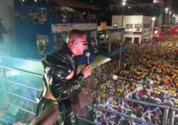 Leo Santana chega para "pipoca gigante" e manda beijo para fãs; vídeo