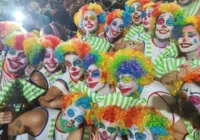 Lore Improta se disfarça de palhaça e curte Pipoco de Léo Santana