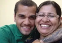 Mãe de Daniel Alves revela identidade de mulher que acusa jogador