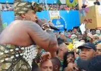 Magnata não resiste e desce do trio para curtir com “As Muquiranas”